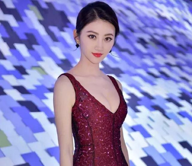 直播曾称自己胸就是不大,但最近景甜出席活动给人二次