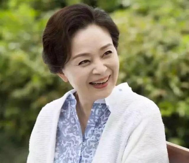 她是《篱笆女人和狗》中的巧姑,今60岁越老越热,典型妈妈专业户
