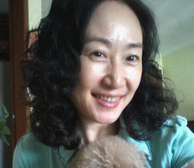 护士转行当演员，丈夫去世11年未再嫁，如今淡出，独自抚养女儿