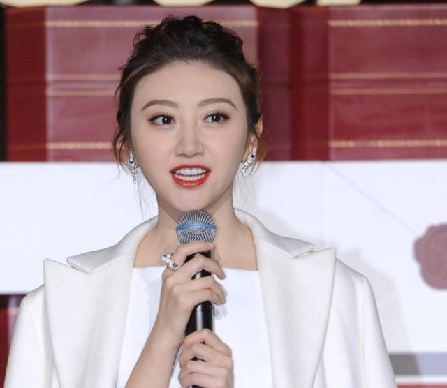 景甜出席活动,体重飙升脸都撑圆了太辣眼,女神形象崩塌太快扎心