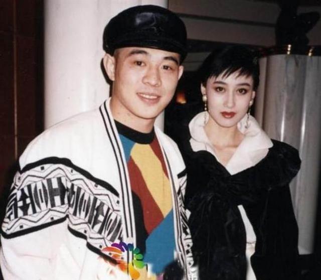 李连杰抛弃前妻选择利智，自称可放弃前程！看了利智年轻的照片，终于找到答案！