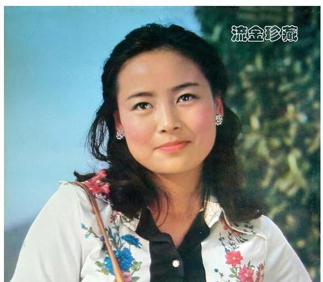 上世纪80年代与陈冲齐名的最美大陆女星张瑜,沙滩晒照年轻优雅