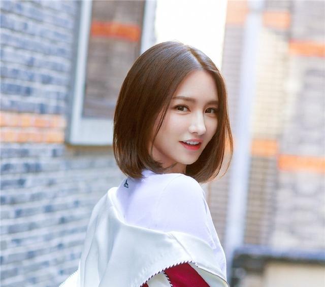 揭秘电竞圈主播和电竞选手的豪华座驾，在家打游戏就月入百万！