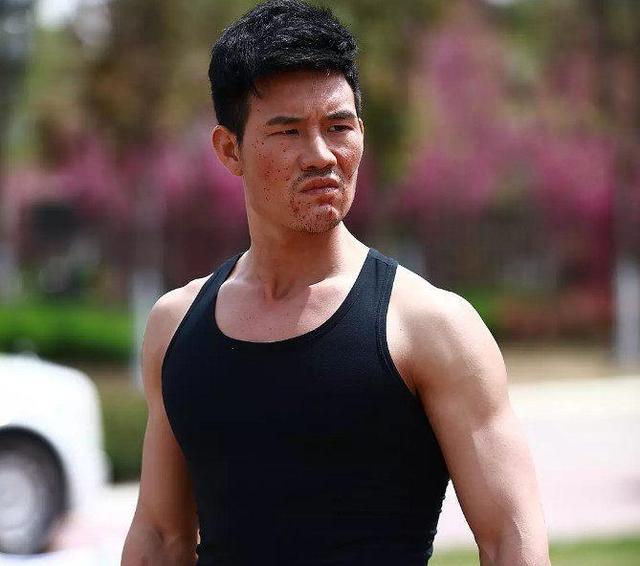 长大之后的嘎子哥也不负众望,练就一身的肌肉,真的变成了一个五大三