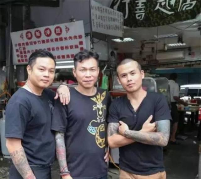 15岁成大哥,6次进监狱,今开豪车送米,热衷慈善