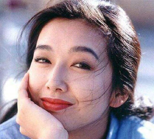 27岁因一剧走红全国,恋小9岁靳东遭女儿反对,二婚幸福50岁美炸