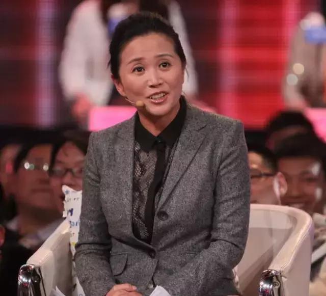 51岁黄菡全家近照，女儿漂亮像妈妈，把老公倒追到手恩爱26年！