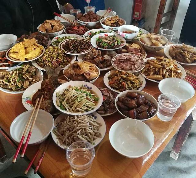 去农村走亲戚,那满满的一大桌菜,吃到你怀疑人生