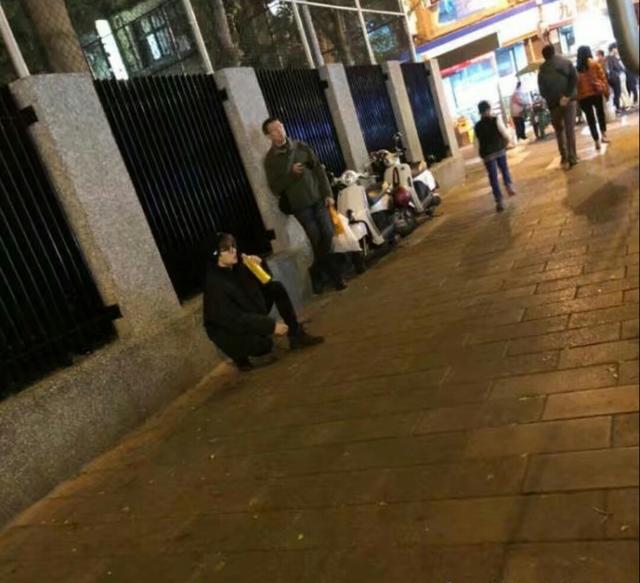 网友半夜偶遇杨洋蹲在路边，下蹲的姿势真是迷人