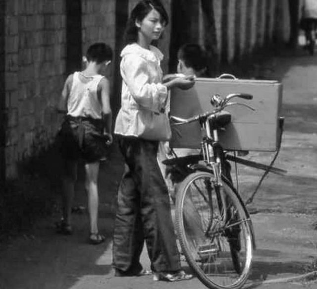 一组中国80年代老照片，图2女子好开放，图5穿着流行的喇叭裤