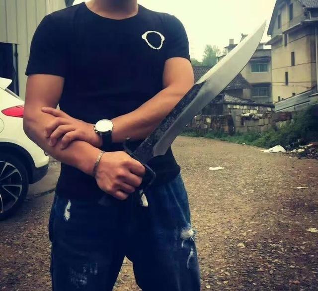 的战斗兵器,1把专门用来杀僵尸,1把可轻松刺穿