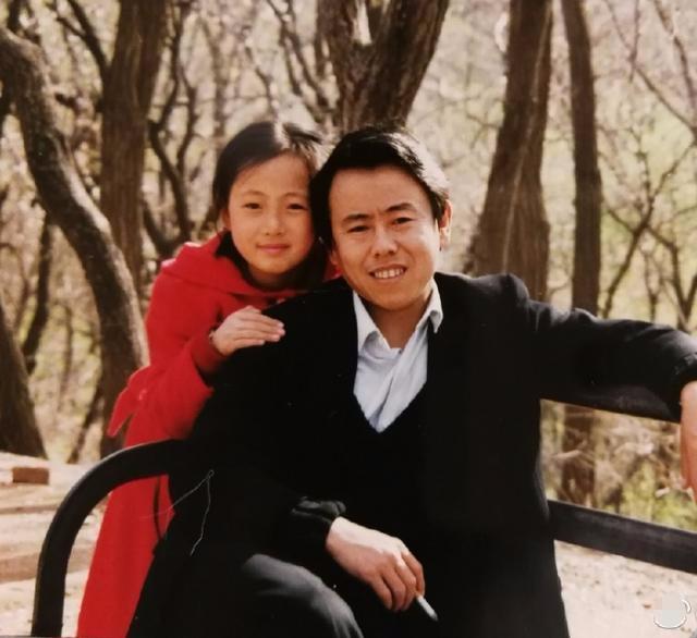 潘长江34岁女儿潘阳近照，美到让人窒息，四岁儿子是姥爷手中宝！