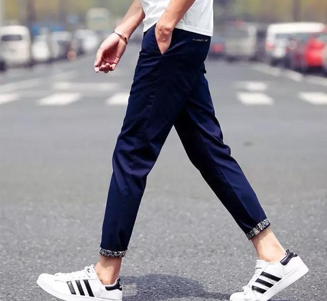 皮肤黑的人适合穿什么颜色的衣服?