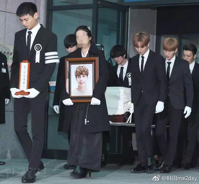 金在中穿红衣服参加钟铉葬礼,还发通稿大字报