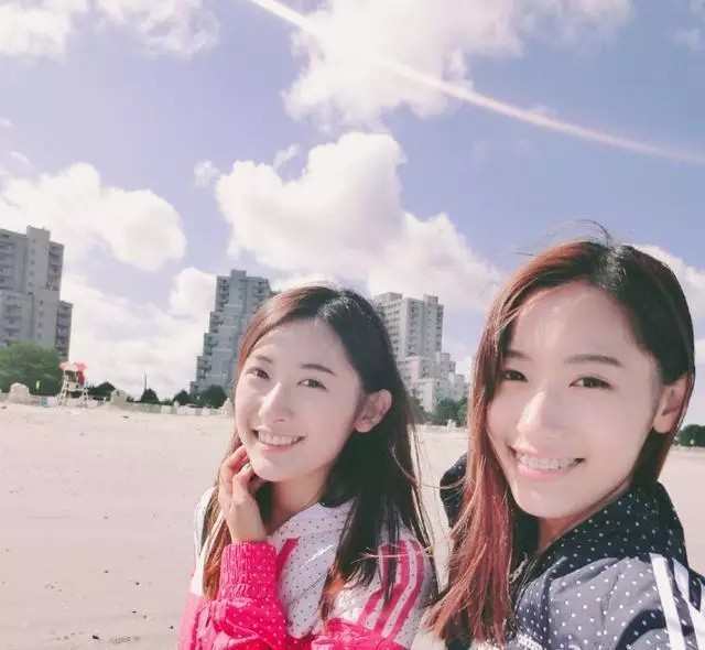 复旦姐妹花在照片中美得像仙女，被《天天向上》打回原形