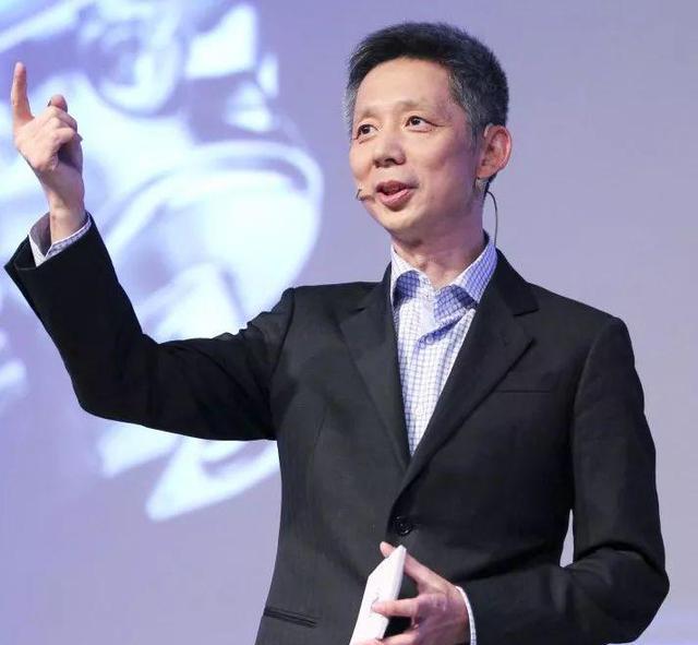 《最强大脑》主持人蒋昌建满头白发一脸沧桑，私人座驾很寒酸!