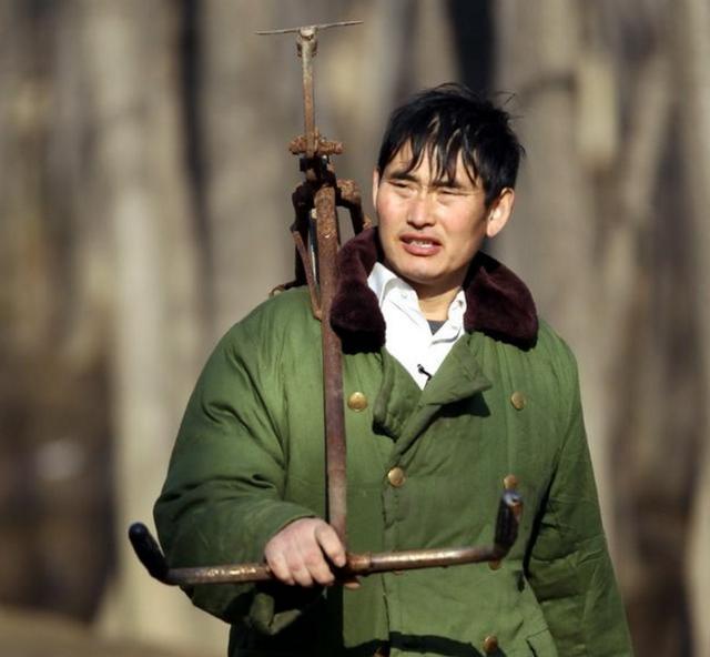 现代社会出现大衣哥是全社会的痛