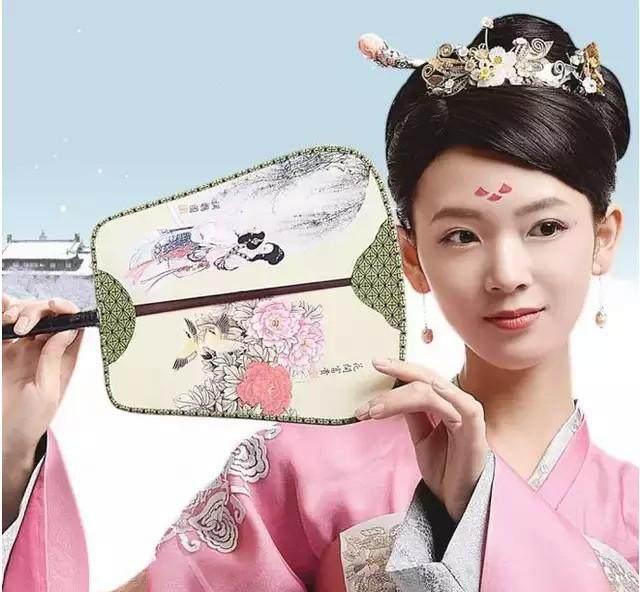 古装剧中拿扇子的女星:杨幂妩媚,景甜惊艳,赵丽颖是来