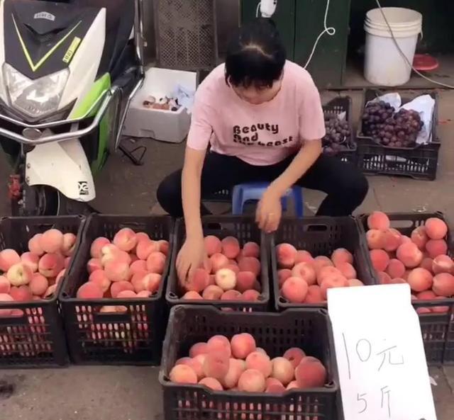 摆地摊卖内衣_摆地摊卖衣服图片(3)