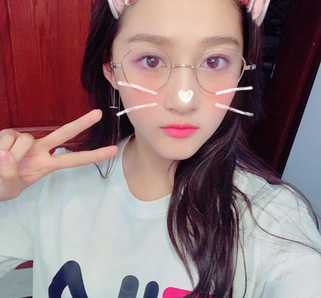 本以为谭松韵的自拍照很可爱