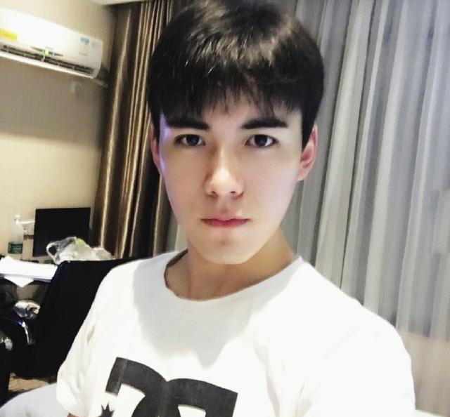 北京电影学院校草,自拍生活照风格多变,帅酷有