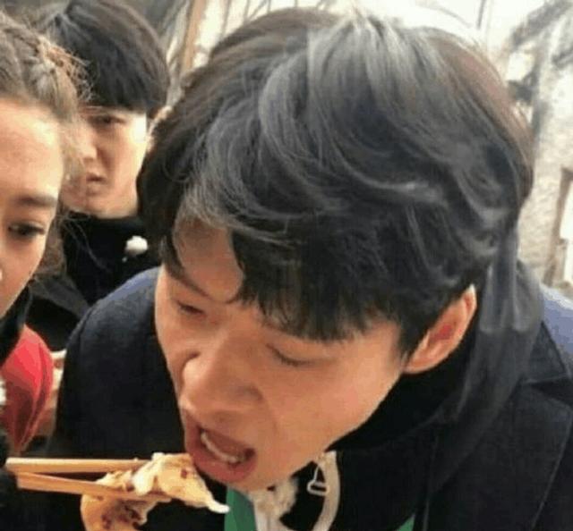 鬼鬼吴映洁和魏大勋在节目里勾肩加喂食, 白敬