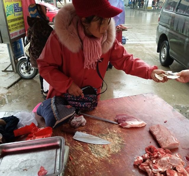 女屠户杀猪卖肉,奉劝男人们别问她的收入,说出来怕你
