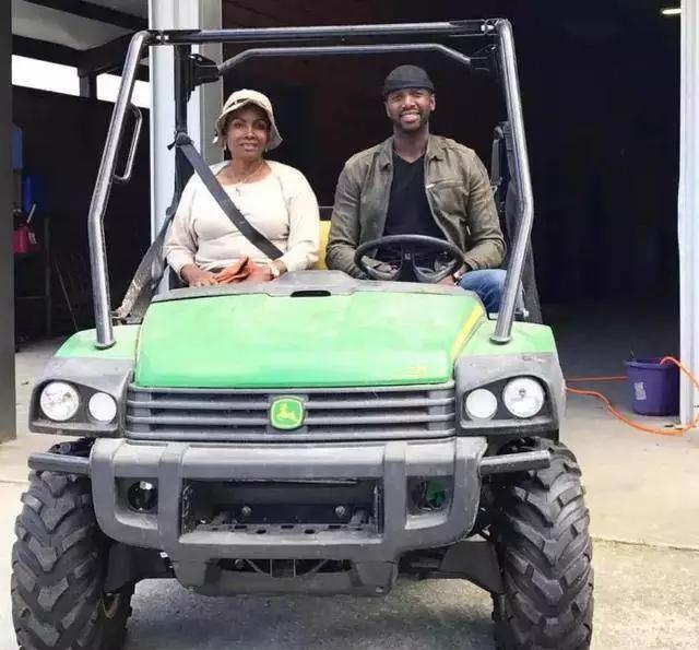 火箭球员都开什么车?周琦上榜,灯泡豪无人性