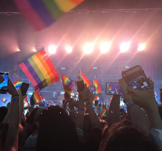 哈卷世界巡演飘满彩虹旗