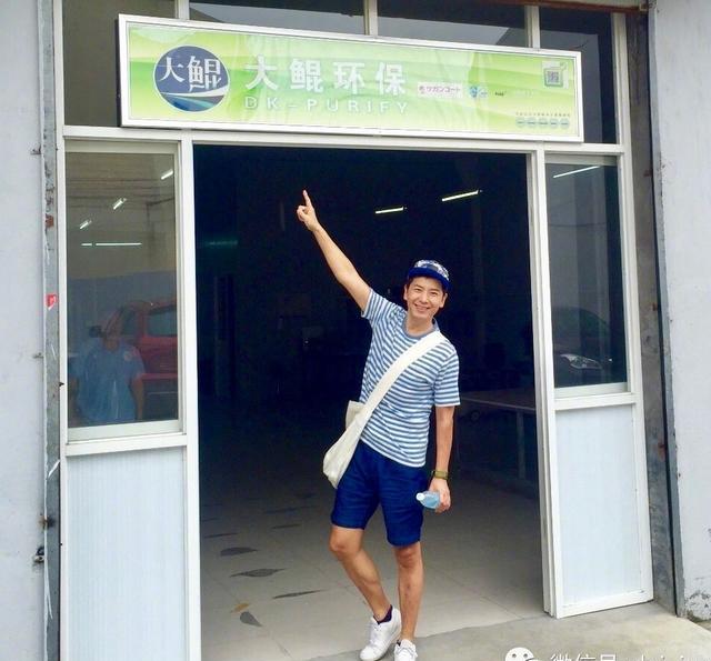 47岁歌手戴军，曾凭一首歌爆红，后来进军主持界，至今未婚