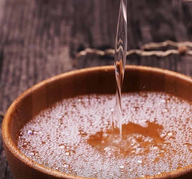 加点水就能把白酒度数变低吗?白酒降度可不是