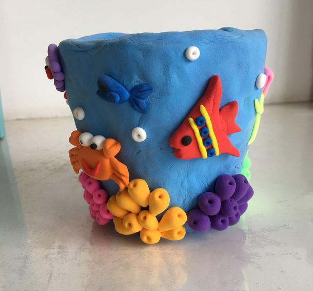 用粘土制作的手工笔筒你见过吗