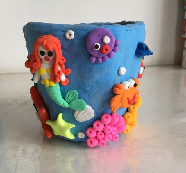 用粘土制作的手工笔筒你见过吗