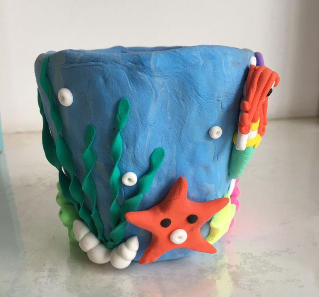 用粘土制作的手工笔筒你见过吗