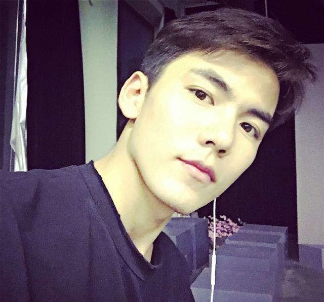 北京电影学院校草,自拍生活照风格多变,帅酷有