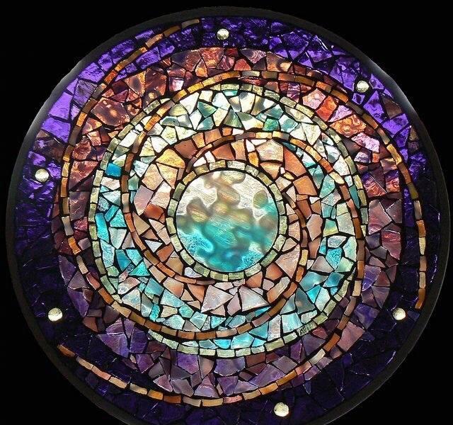为什么欧洲教堂的玻璃是彩色的呢?