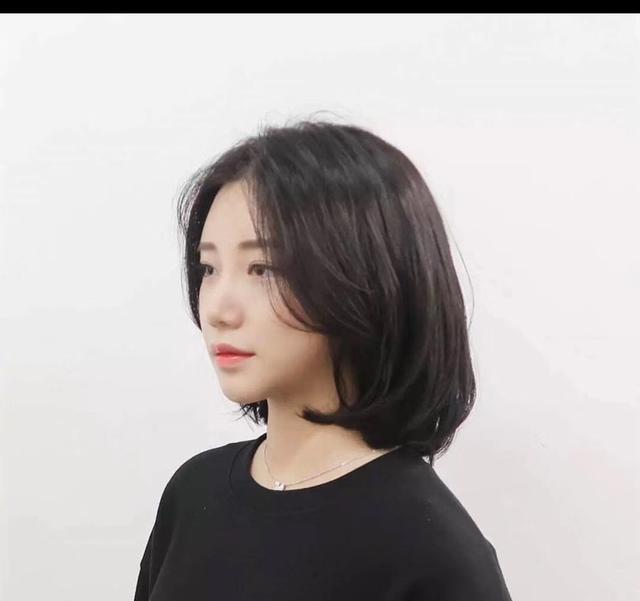 头发不长不短 刚好齐肩 可以选择这样烫
