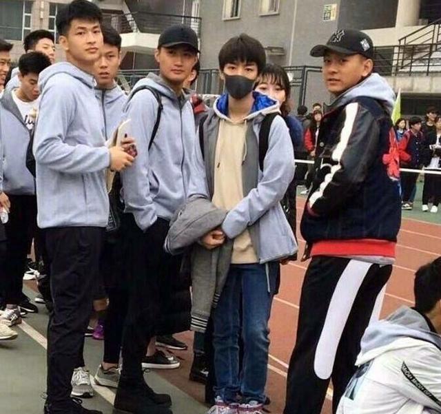 王俊凯参加北电运动会,超接地气