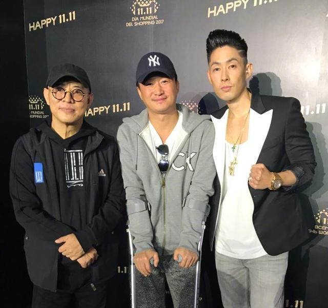 吴建豪昨晚到处跟人合影,却被发现李连杰吴京的小秘密