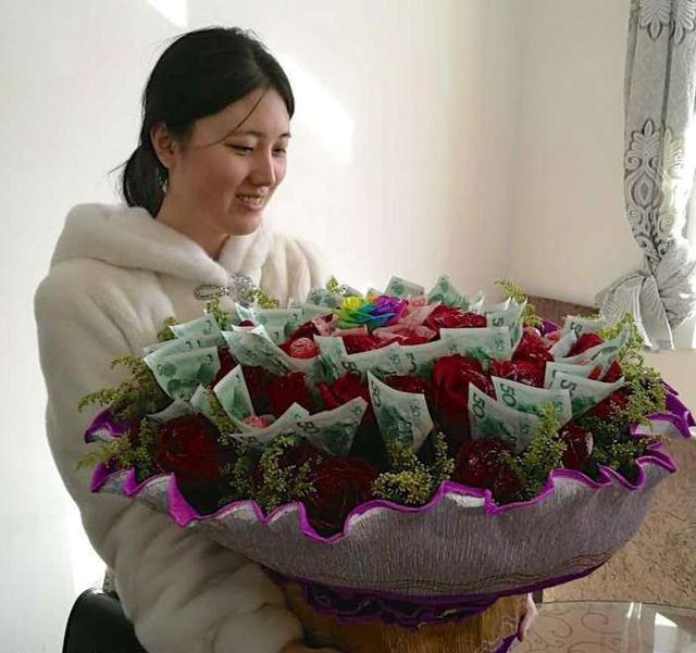 实在小伙现金叠玫瑰女友 因认为鲜花会枯萎