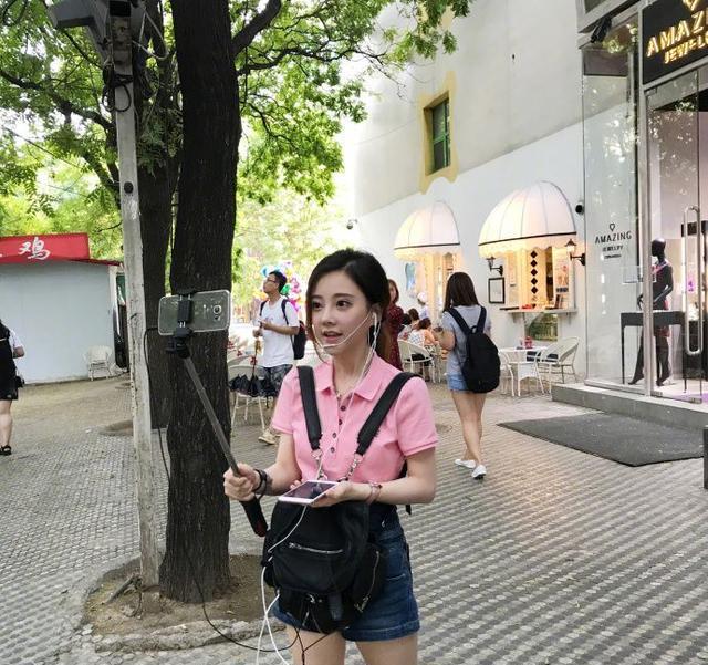 街拍万州美女冯提莫 颜值逆天身高成谜