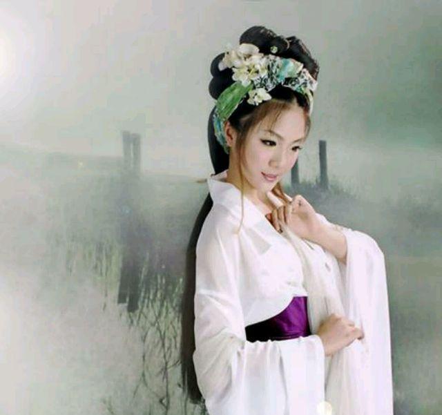 苗族女歌手:杨姣