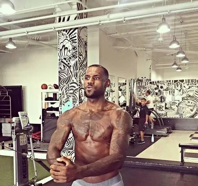 詹姆斯每年花150万美元保养肌肉,再看看中国男