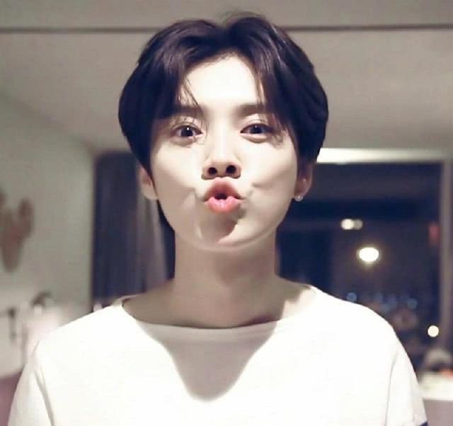 男星嘟嘴的样子,蔡徐坤可爱,鹿晗超卖力