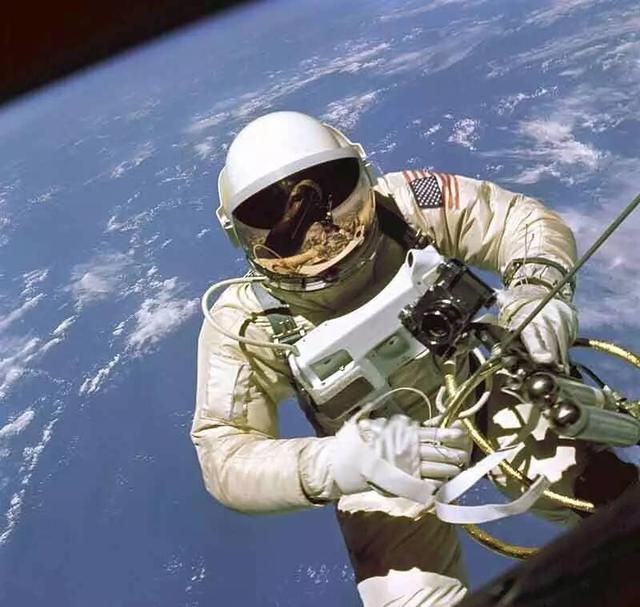 宇航员在飞船上的生活