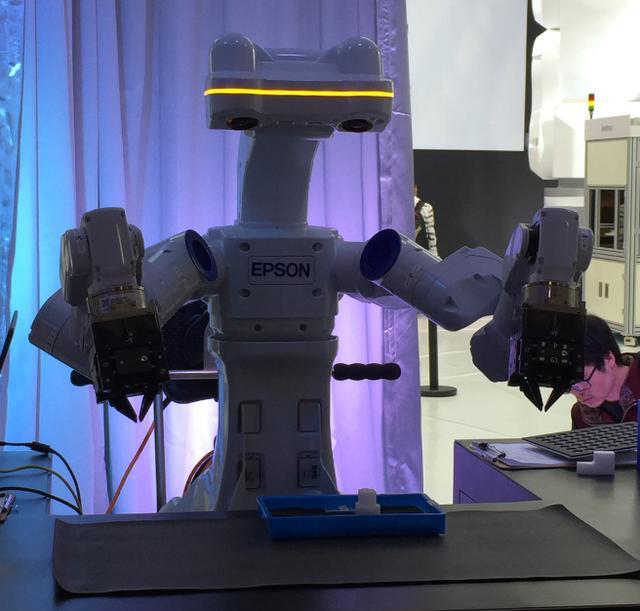普生展示了其多轴机器人和SCARA机器人在3C行业以及家电、锂电高清图片