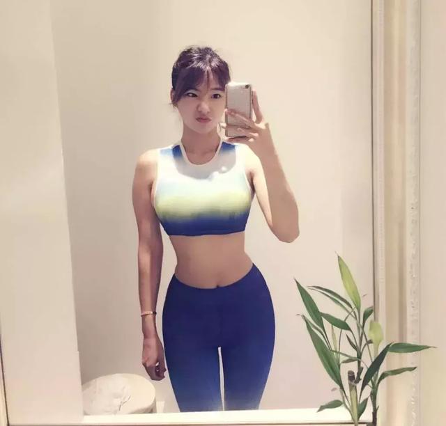韩国最近流行的“蚂蚁腰”女神，平面模特ohttomom