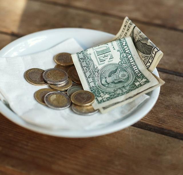 服务生热情招待只得3.28美元小费 隔天却收到