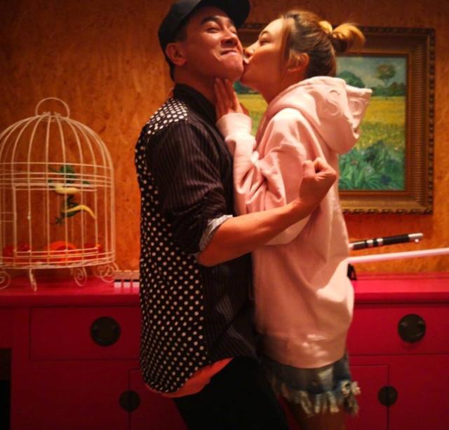 陈小春应采儿晒甜蜜合照,纪念八年婚姻生活获赞圈内模范?