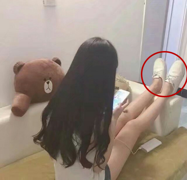 内涵段子:小姨子真是娇气,坐沙发上也不脱鞋